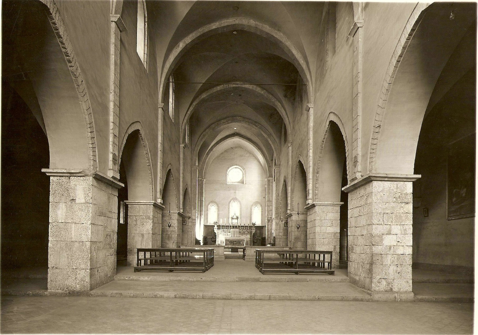 interno chiesa navata centrale