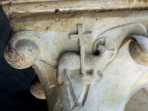 L’agnello crocifero scolpito nel capitello del chiostro nell’Abbazia di Valvisciolo