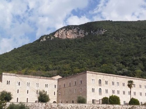 Terrazzamenti in opera poligonali sul Monte Corvino alle spalle della splendida Abbazia di Valvisciolo
