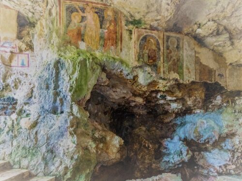 Nella grotta dell’antico romitorio in località Selva Oscura a Bassiano una pittura interessante raffigurante Sant’Anna con Maria Bambina
